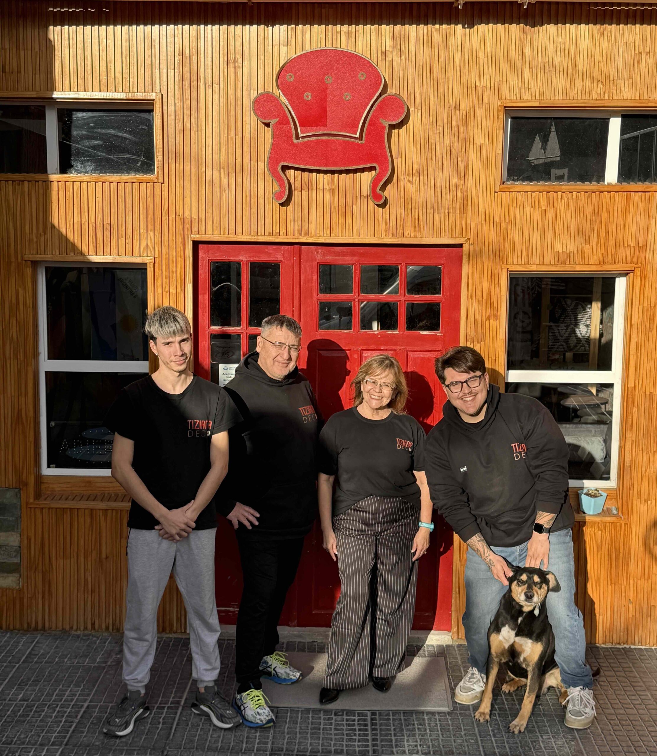 El equipo de Tiziana Decoraciones, mueblería familiar en Comodoro Rivadavia